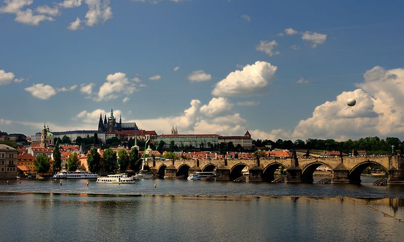 800px-Prague_Castle_from_Vltava_bank